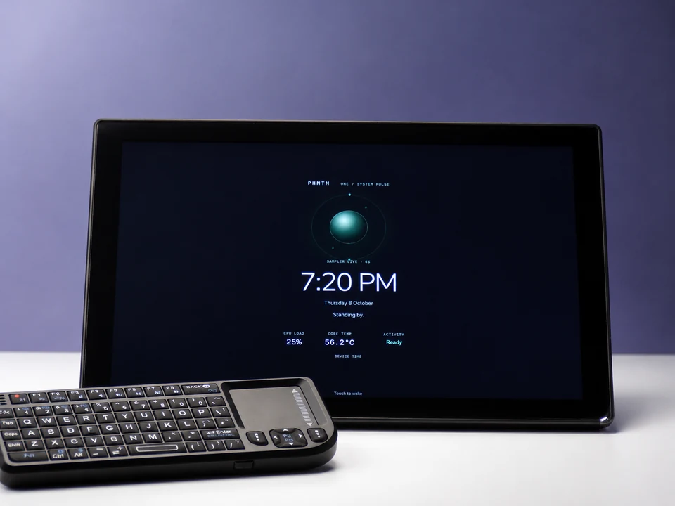 The standby screen: PHNTM One touchscreen with a compact keyboard
