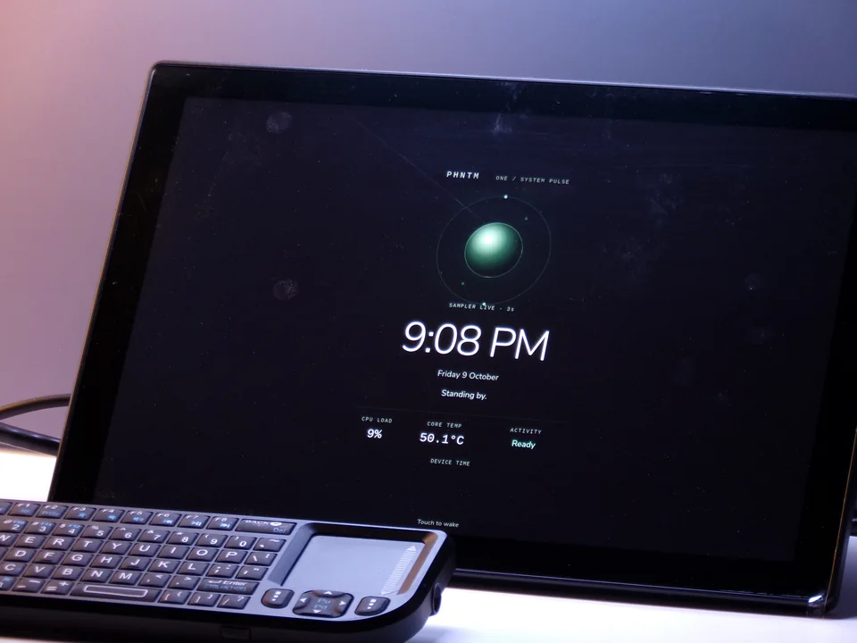 PHNTM One showing its standby clock and device status
